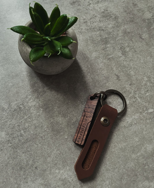 leather_keychain_metro_minimal_2_wood_tag