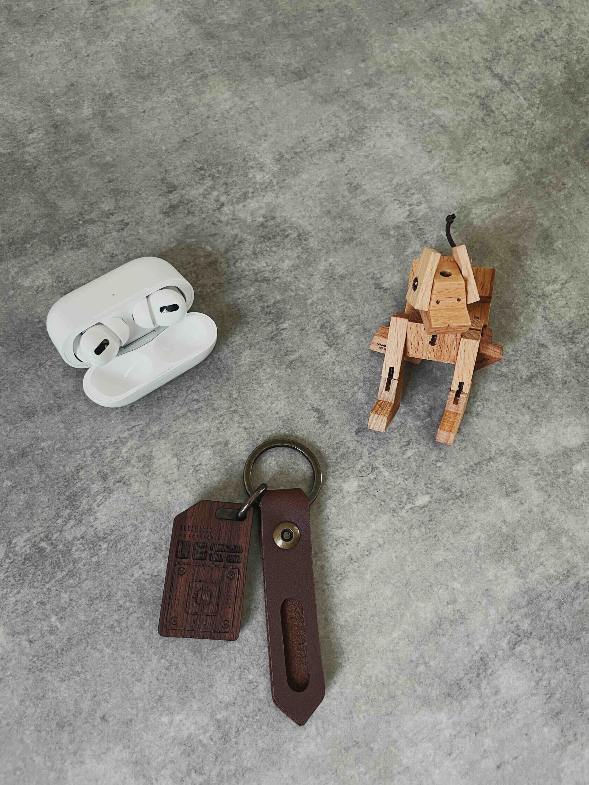 Analyzing image  micro_chip_leather_keychain_adcriterian_cpu_gpu_procesor_3